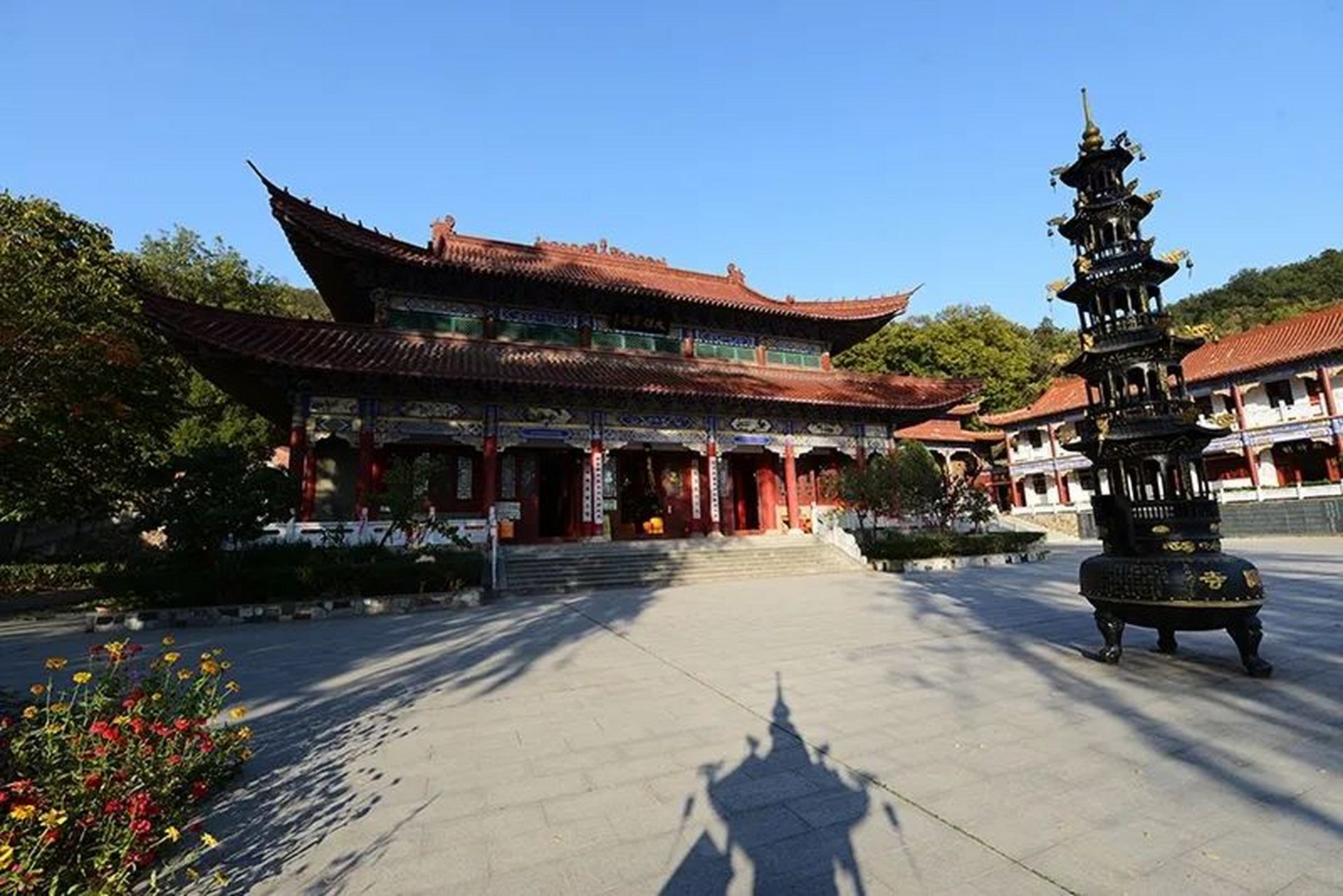 贤隐寺座落在信阳市西郊浉河区湖东开发区贤山南麓幽谷之中.