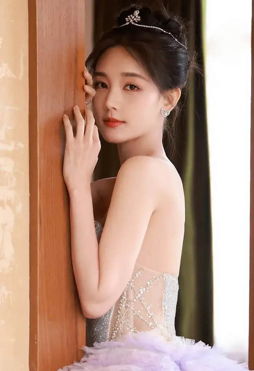 李一桐的都市美好有氛围感!一袭粉色抹胸裙好甜美动人,慵懒粉嫩