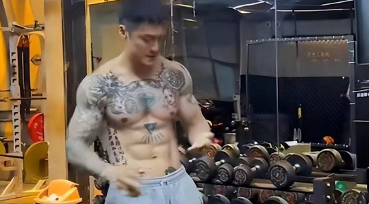 蒋劲夫近况曝出,"白天收破烂,晚上送外卖",31岁活得十分狼狈