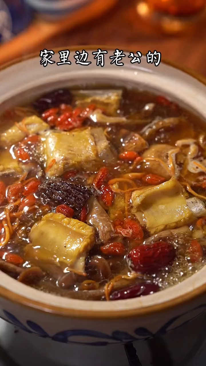 天冷了,快试试这个菌菇排骨汤,简单营养又好喝,这个季节要喝的汤