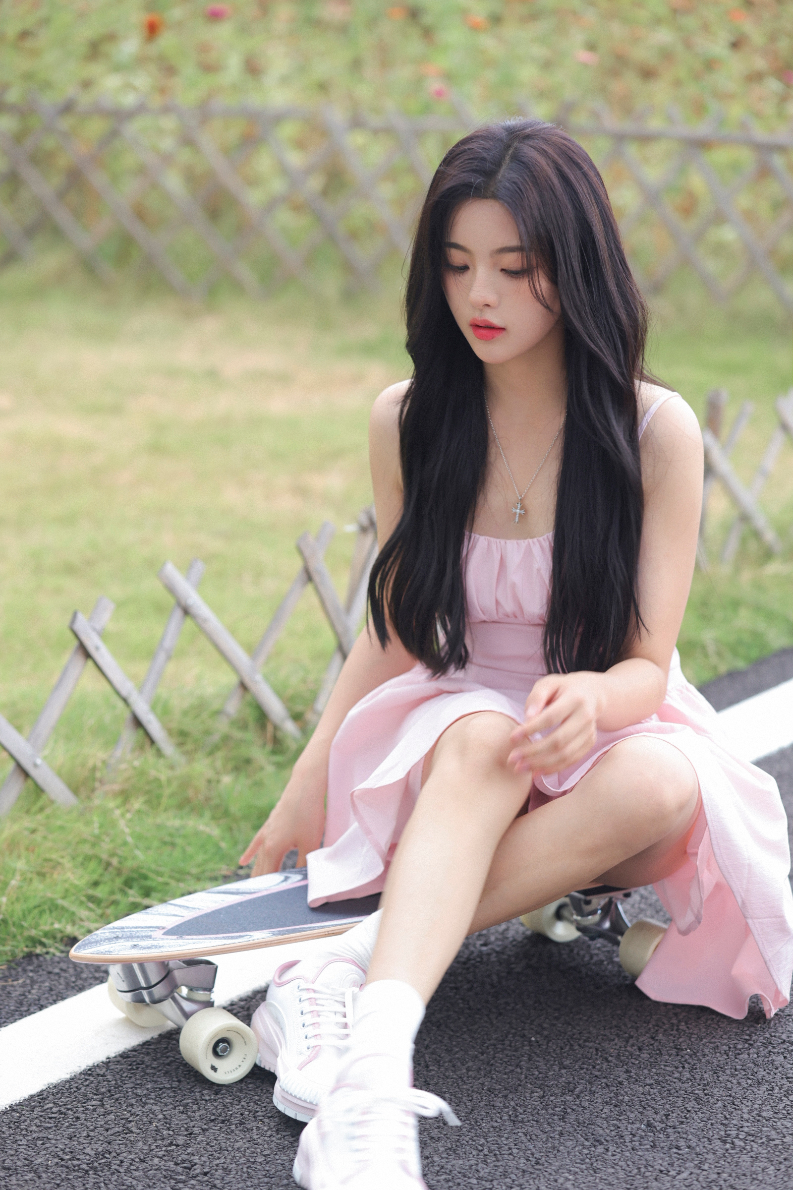 一袭粉色抹胸连衣裙,搭配白色运动鞋,祝杨超越生日快乐0731