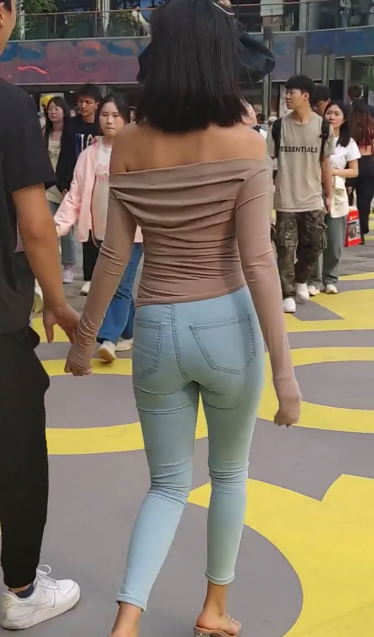 街拍背影杀,紧身裤小美眉!