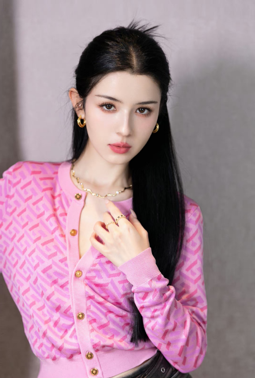 哈尼克孜# 神仙颜值,窈窕身材,清纯甜美的西域美女,美腿玉足,让人