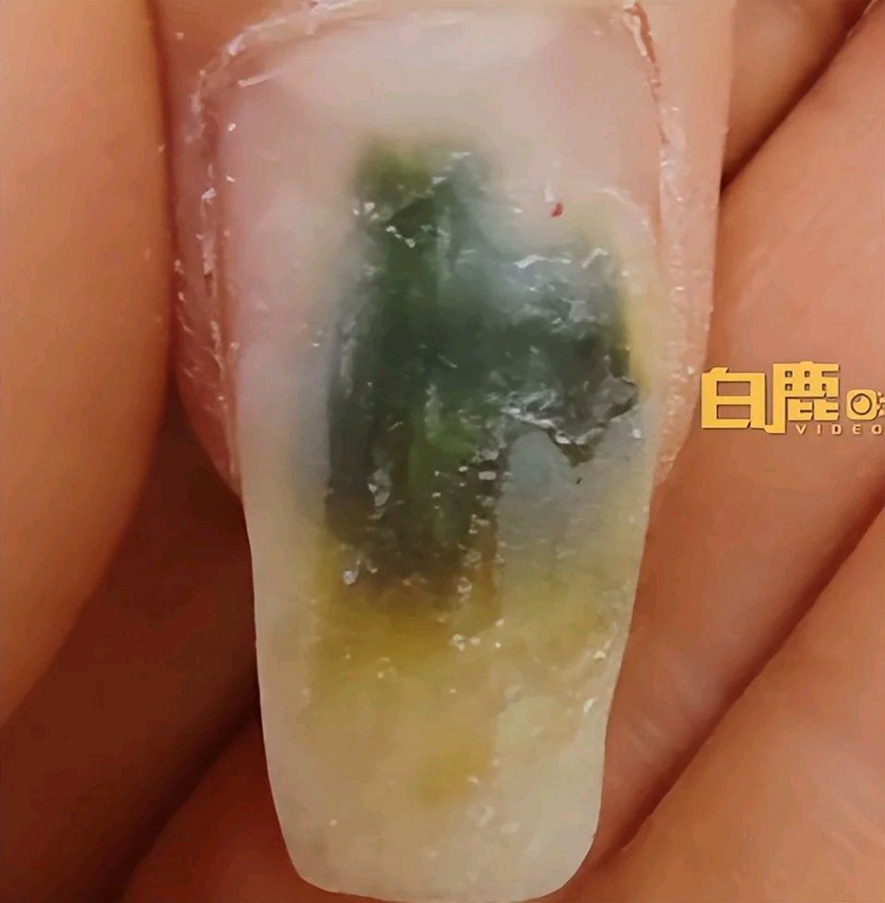 以前我就听一个开美甲店的老板说过,经常去做美甲,很有可能会得灰指甲