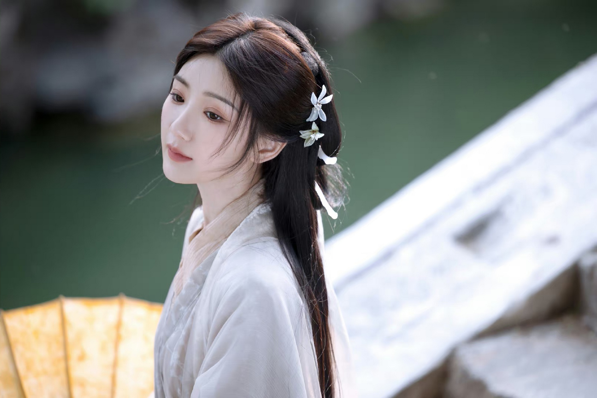 毛晓彤# 一袭白色飘逸古装,妩媚柔情,温婉可人,让人魂牵梦绕