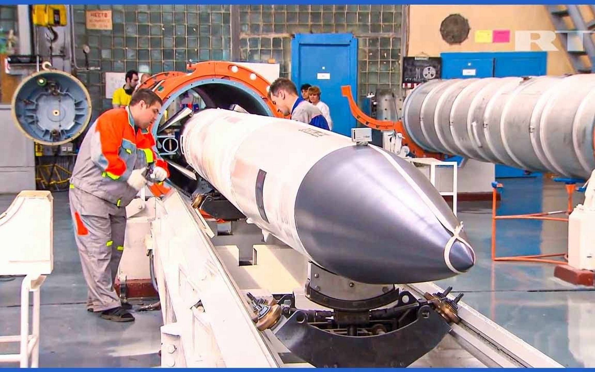 俄罗斯相对于大炮火箭炮弹,更急需各类高精度导弹,俄8万军工昼夜奋战