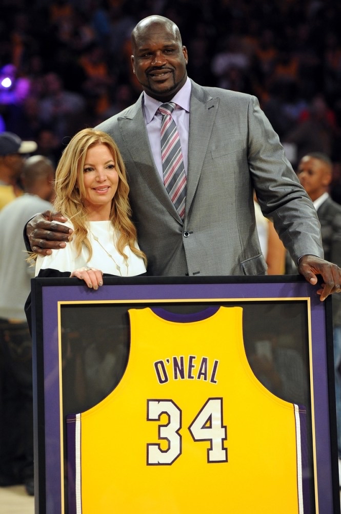 照片:nba湖人队美女总裁珍妮·巴斯的这些年