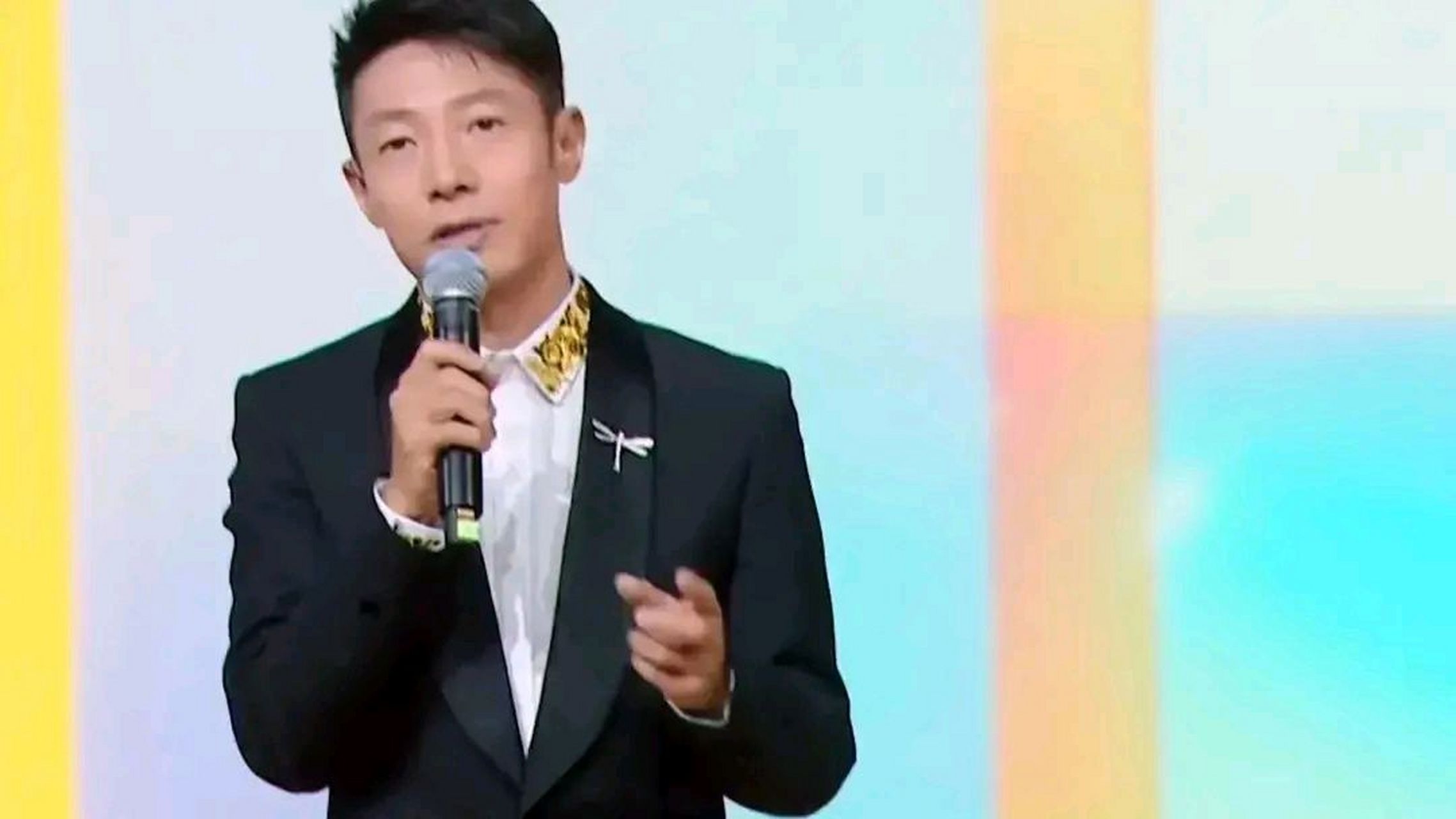 撒贝宁手拿话筒主持央视网络春晚,他穿的西服引人关注!