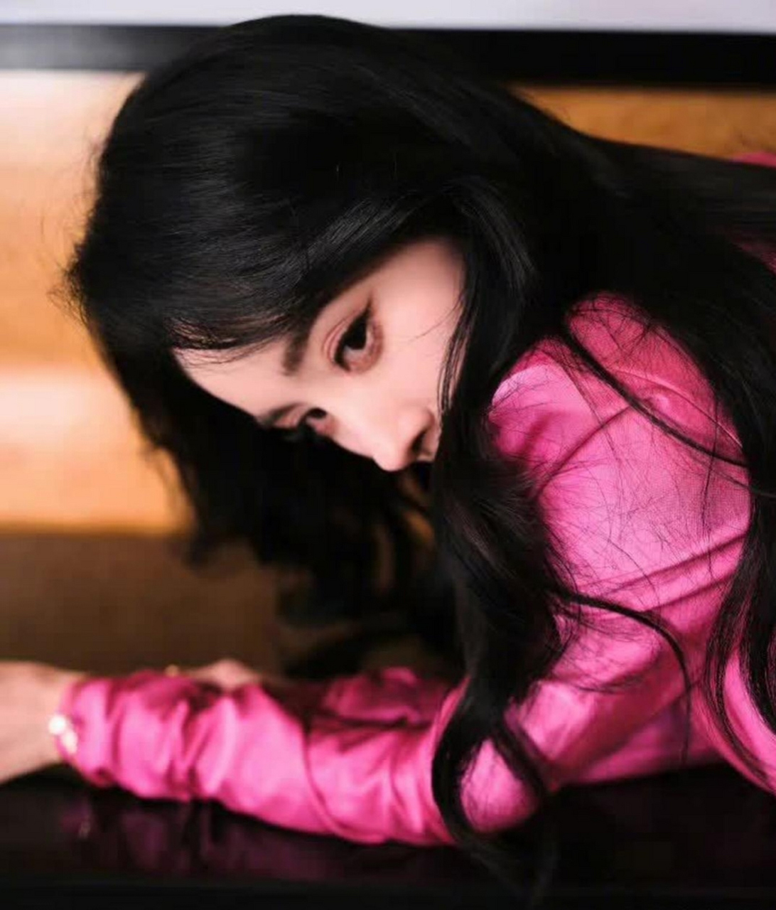 看杨幂长发飘飘,穿着粉色百褶裙显的她身材妖娆,性感迷人!