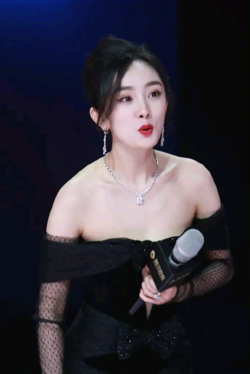 杨幂……这好身材一览无遗,那颗痣好美#娱乐最前沿