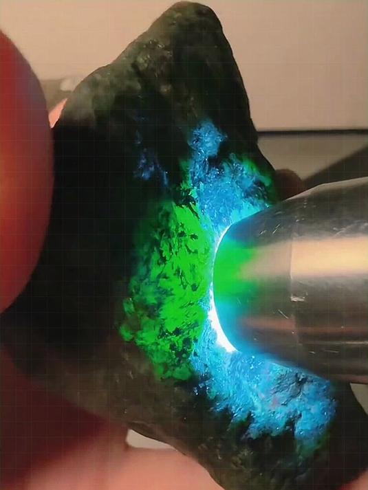 翡翠原石莫西沙,黑皮重770克,带飘花显雅