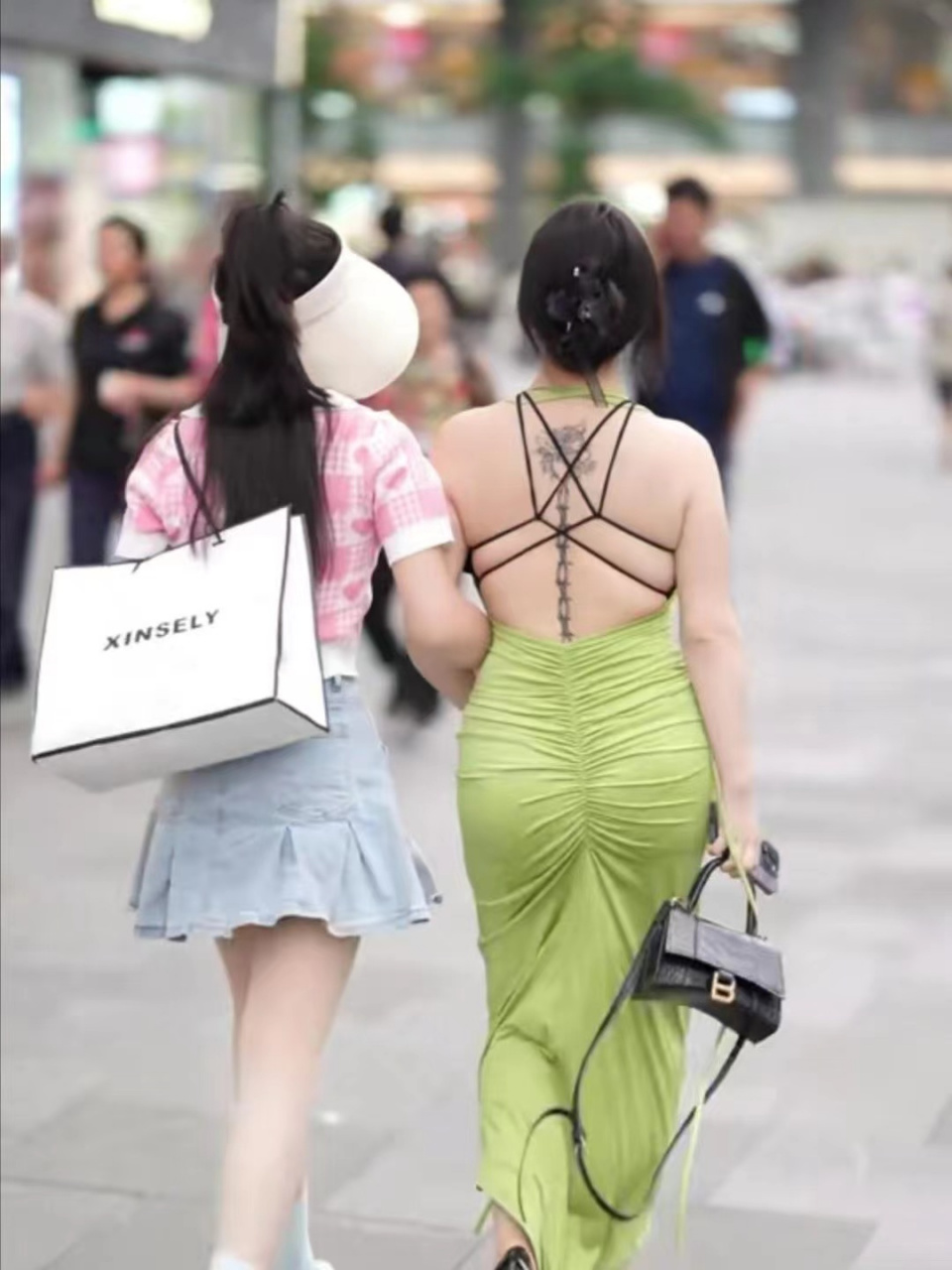 街拍微胖女神,后背纹身的美女!