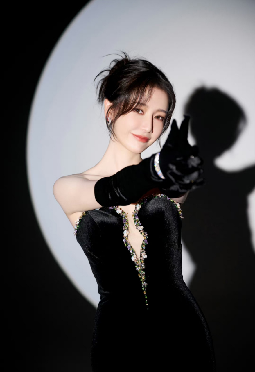 李墨之今天这组照片太美了,穿着黑色礼服真的很美