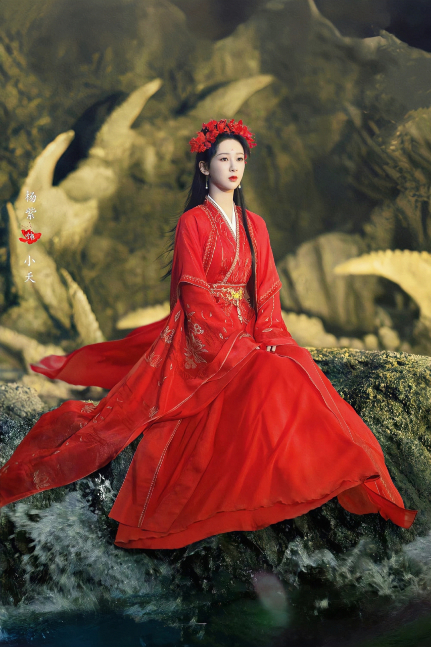 先看婚服细节 ①除了涂山璟婚服内里为红色,其