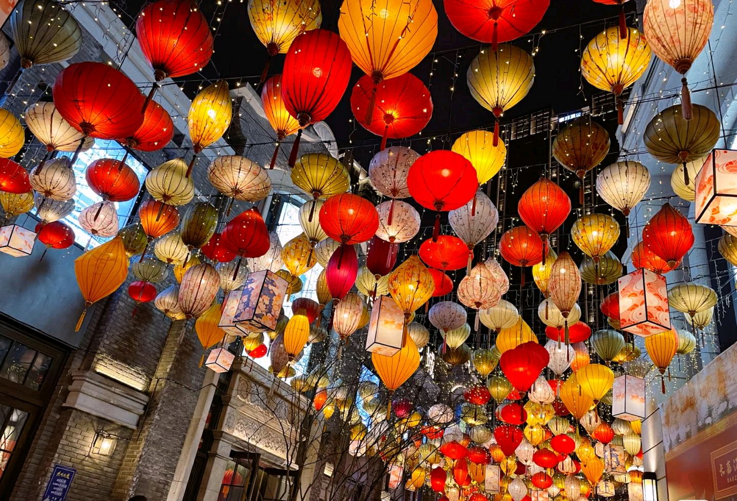 重庆弹子石老街迎春灯会-万盏各式花灯,如星河般梦幻活动!