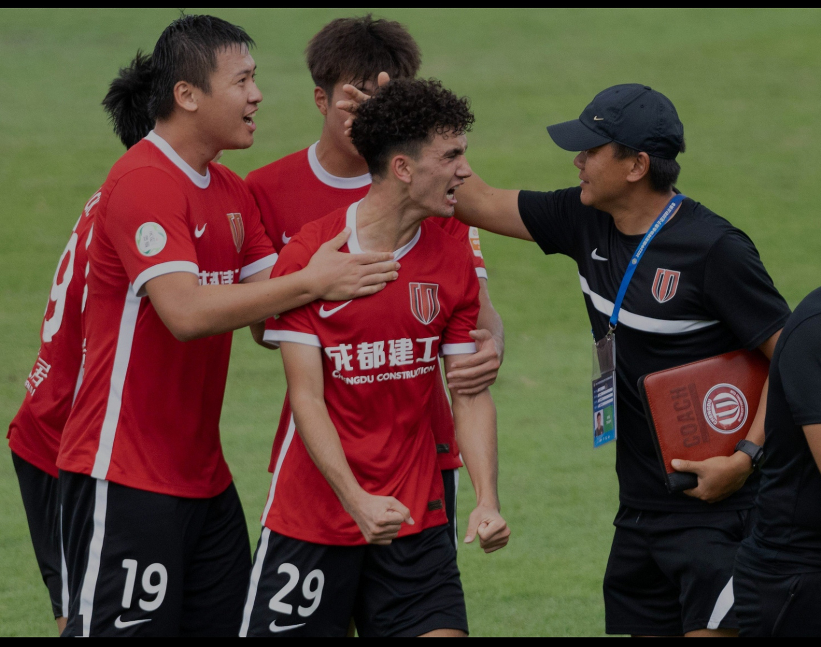 成都蓉城足球队在最近的比赛中表现出色,他们已经连续26轮保持不败