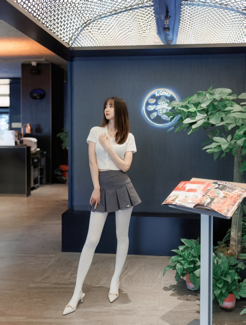 女神穿搭分享: 百褶裙搭配白色丝袜, 不一样的性感