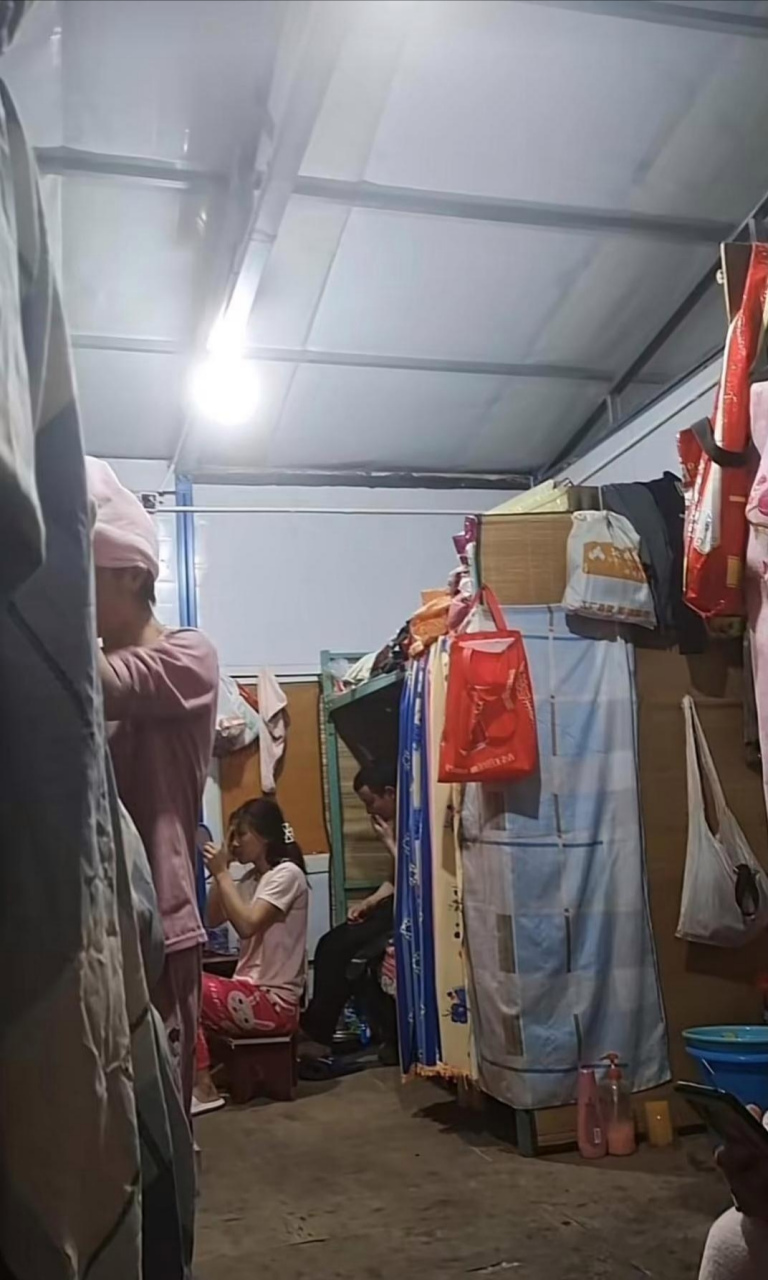 工地宿舍住着4对不起,晚上隔壁床出现声音,大家心知肚明,第二天相视