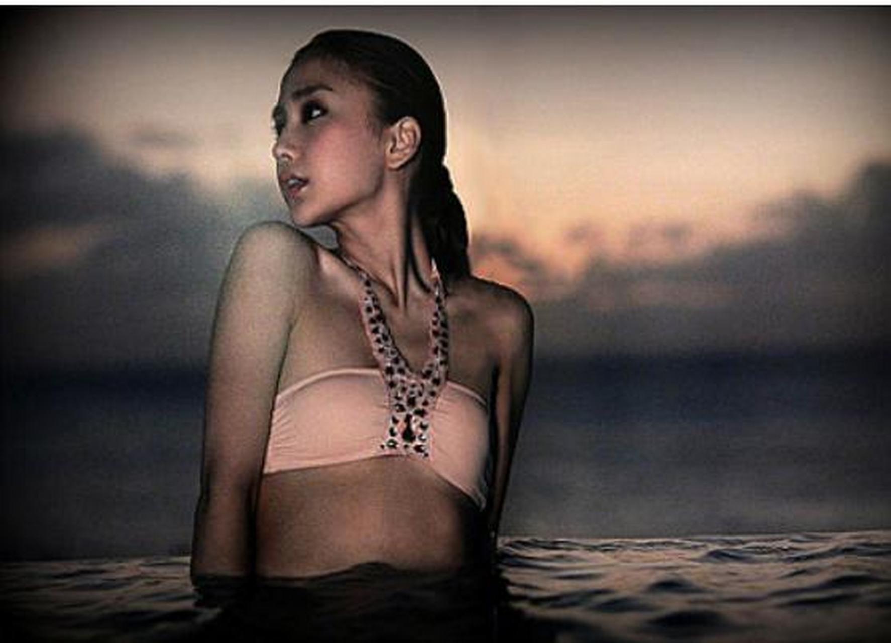 angelababy早期的时尚泳装写真!