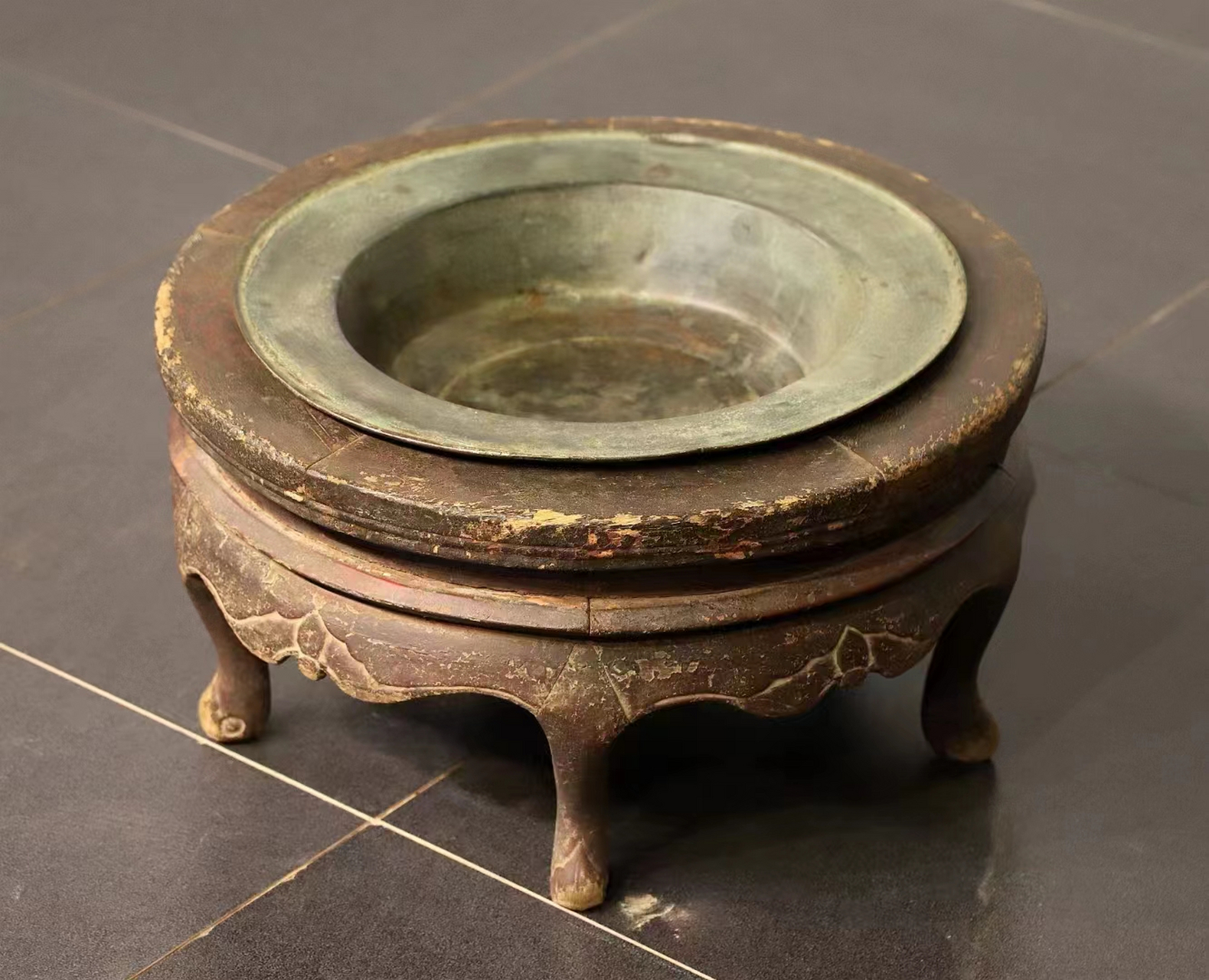 火盆架,清早期 楠木制,弯腿兽足膨鼓牙板浮雕蝙蝠花纹 尺寸:高26直径