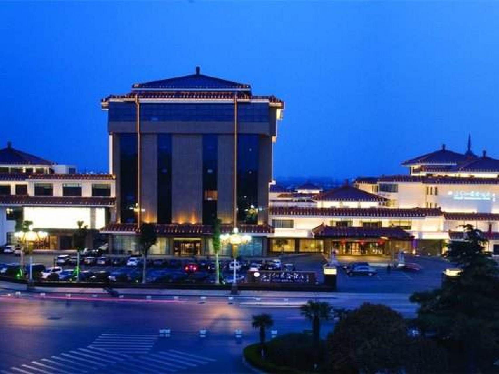 丹阳江苏水中仙国际酒店是按五星级酒店标准建设和装修的并由专业酒店