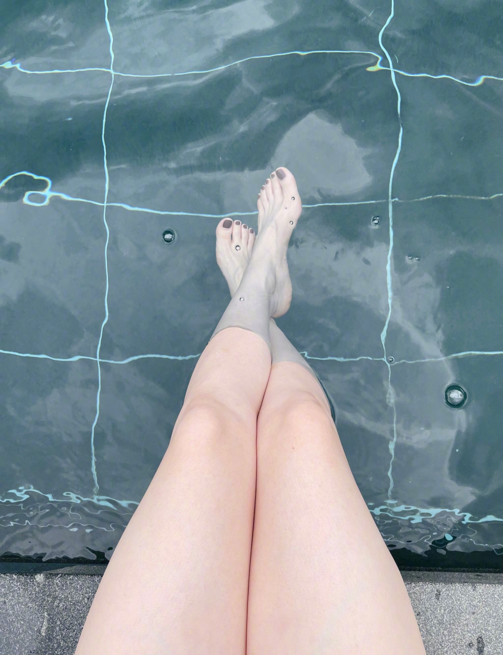 歌手邓紫棋的休闲日常,脚趾上涂的紫色指甲油显得十分俏皮