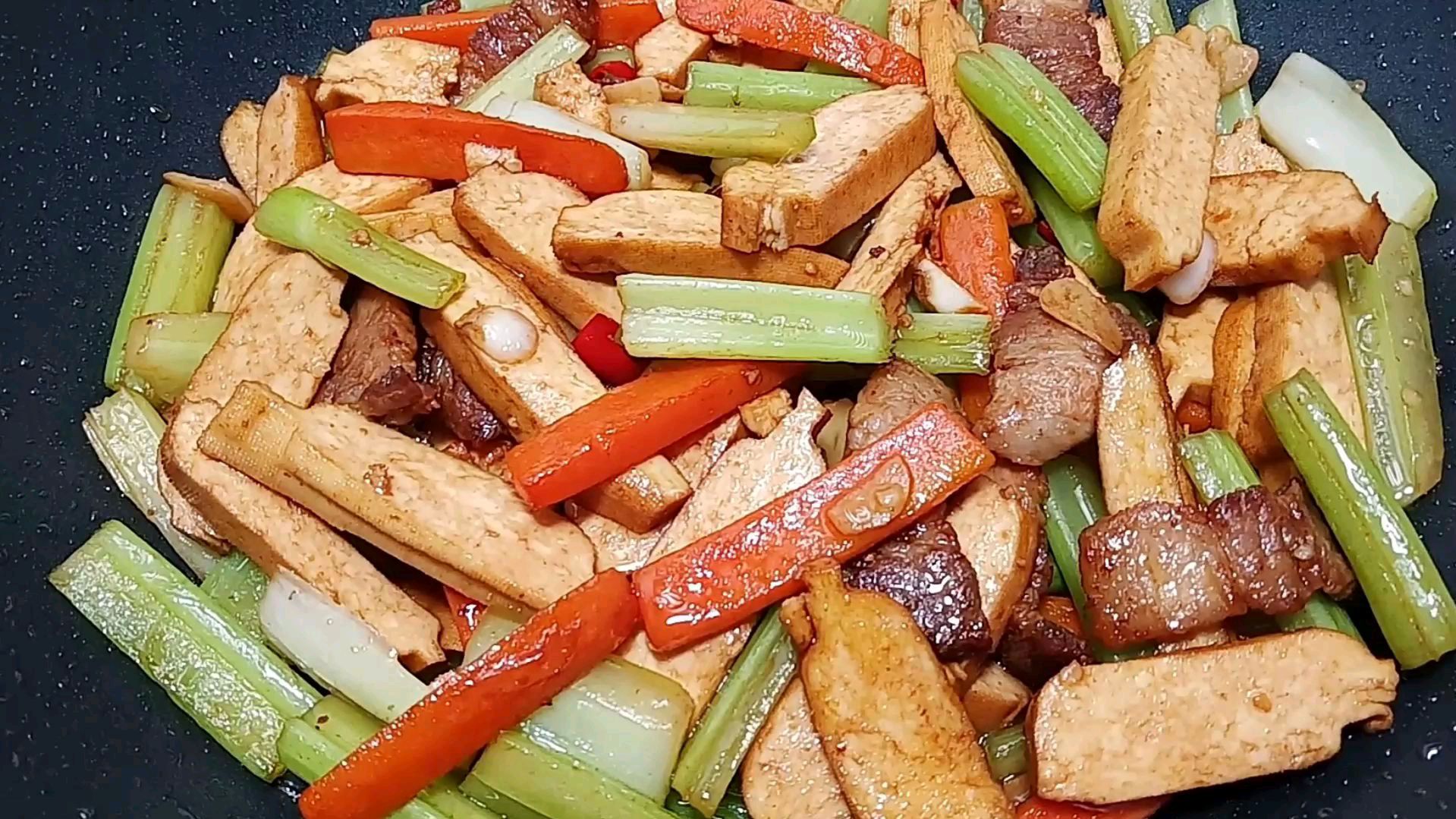 “芹菜炒香干”好吃有窍门,好多人都做不好,看大厨怎样做