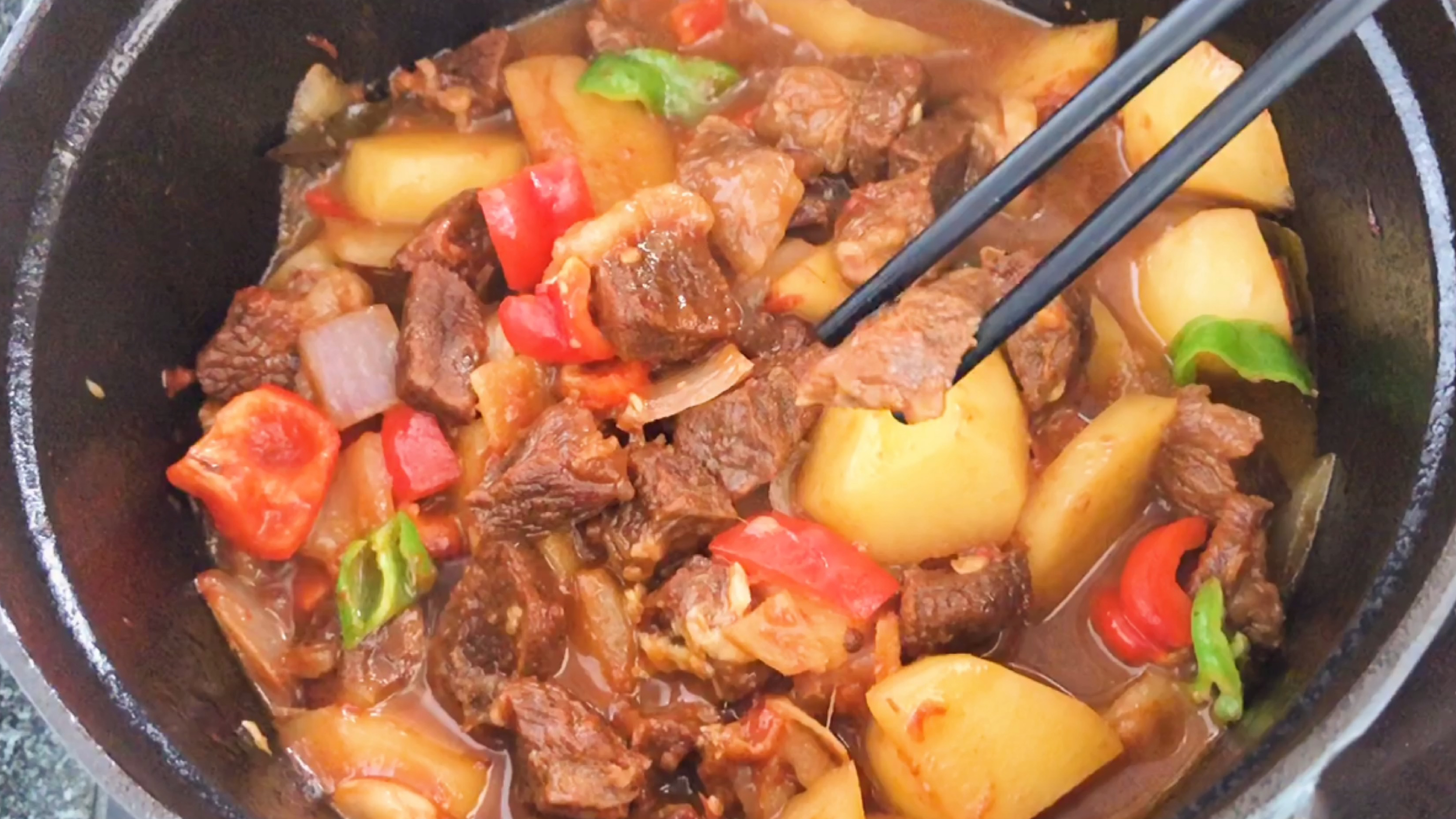 番茄牛肉炖土豆家常做法,牛肉软烂,土豆软糯,上桌连汤汁都不剩