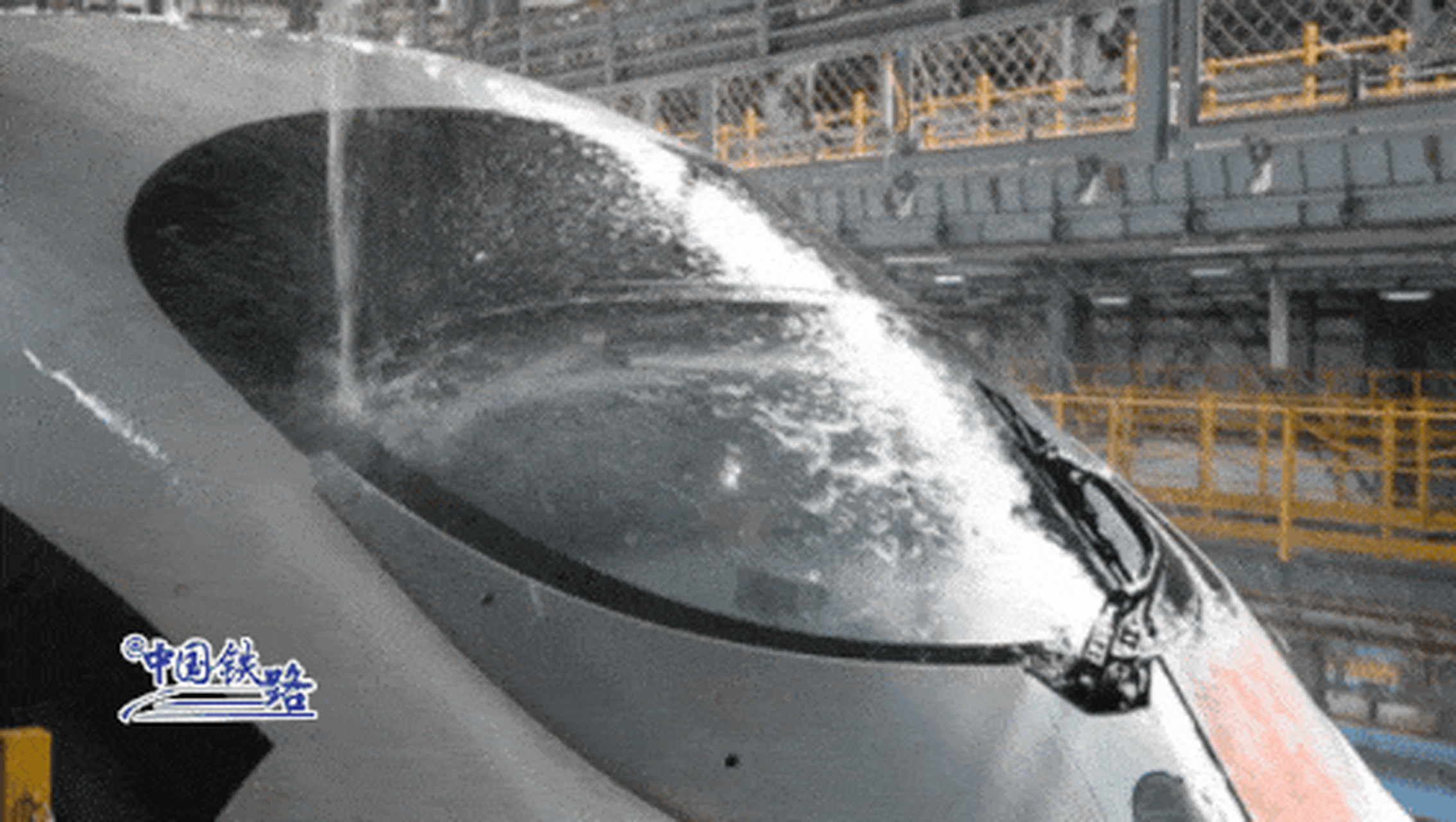 刮雨器的作业原理和汽车的一样,但是高铁上的雨刮器整体性能,比汽车是