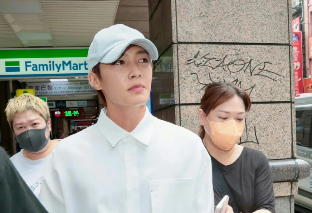 曾经风靡一时的台湾组合「飞轮海」的成员炎亚纶塌房