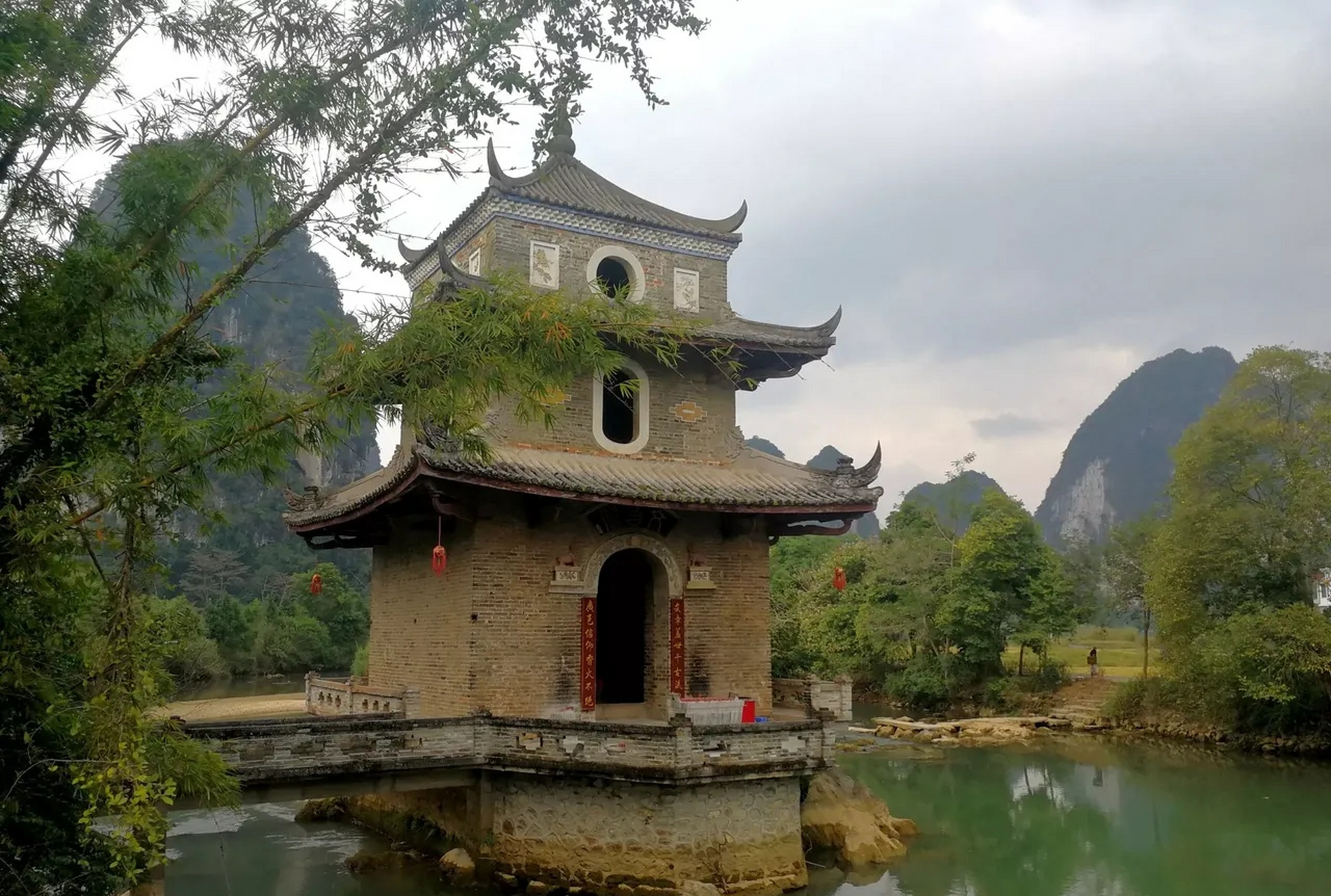 从百色市到靖西的旧州古城154公里,看似不远的路程国道上也是跑了3个