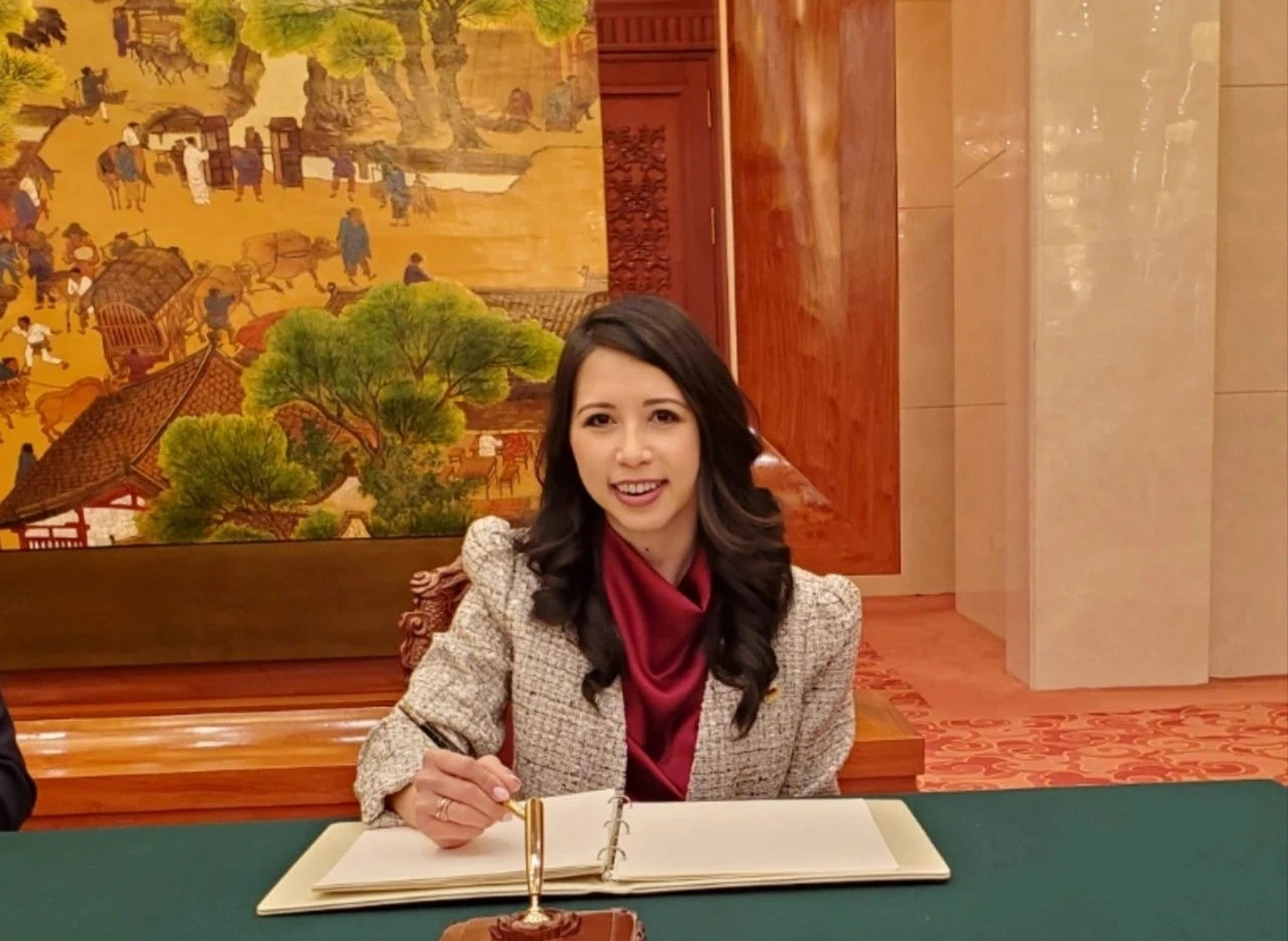 2023年4月24日,特立尼达和多巴哥驻华大使刘娜在北京人民大会堂向我国