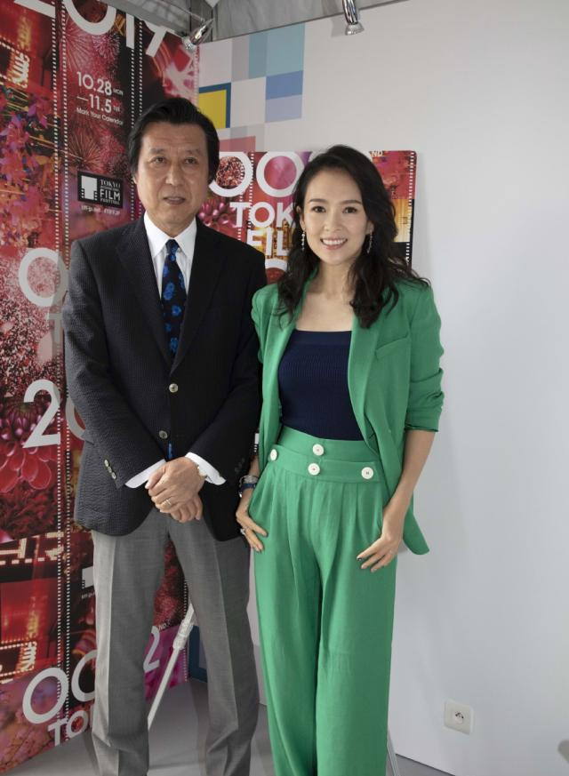 章子怡怀二胎,黑色礼服孕肚明显,银色流苏项链吸睛