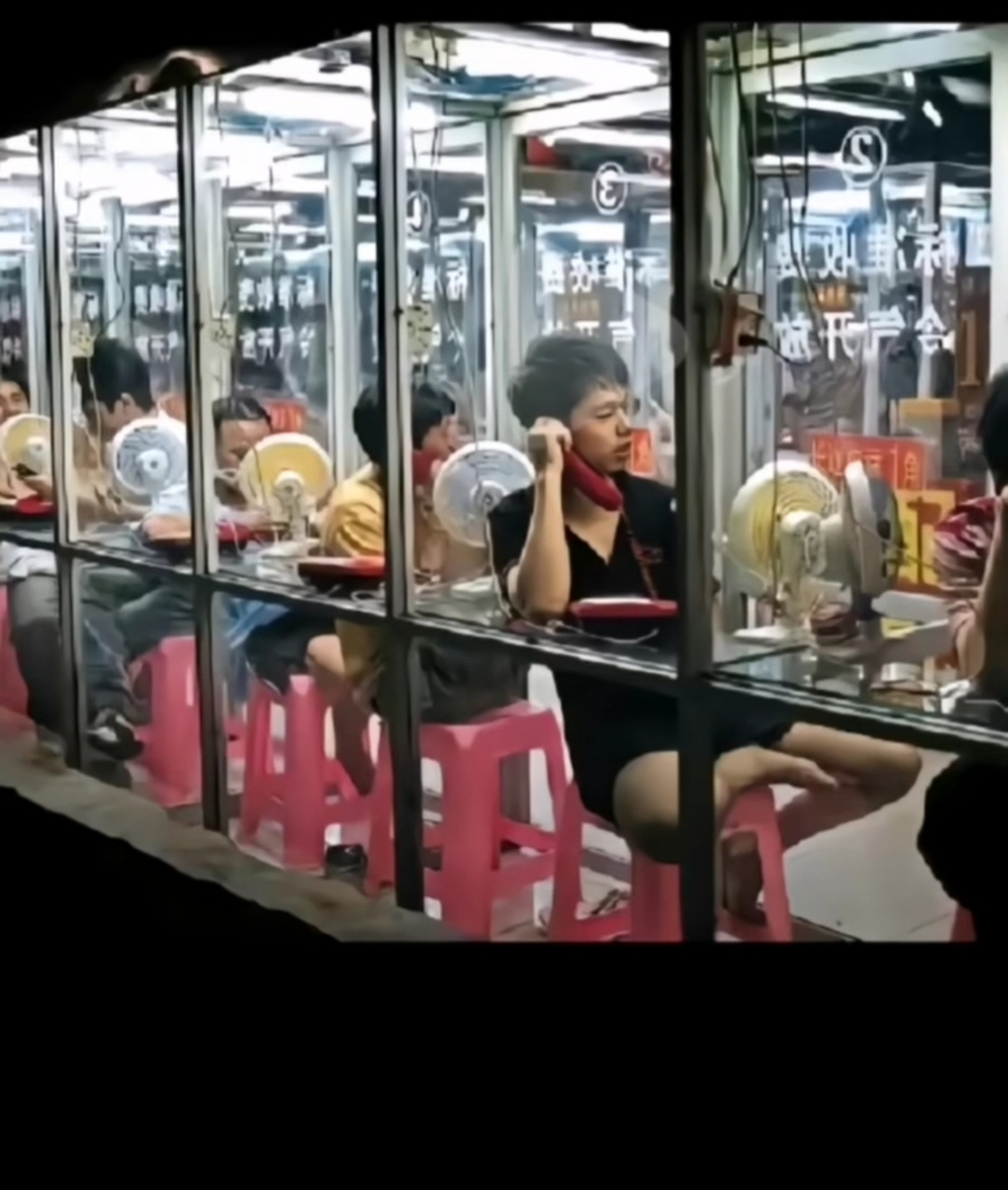 以前在电话亭打电话的人,都已经不年轻了吧!