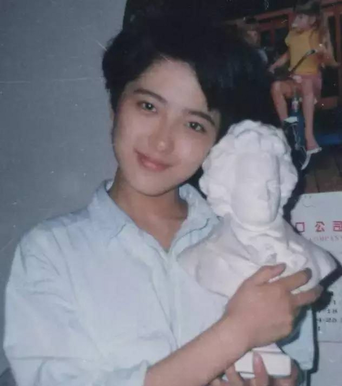 曾黎年轻时很酷,留着短发弹着吉他,很文艺的一个女孩