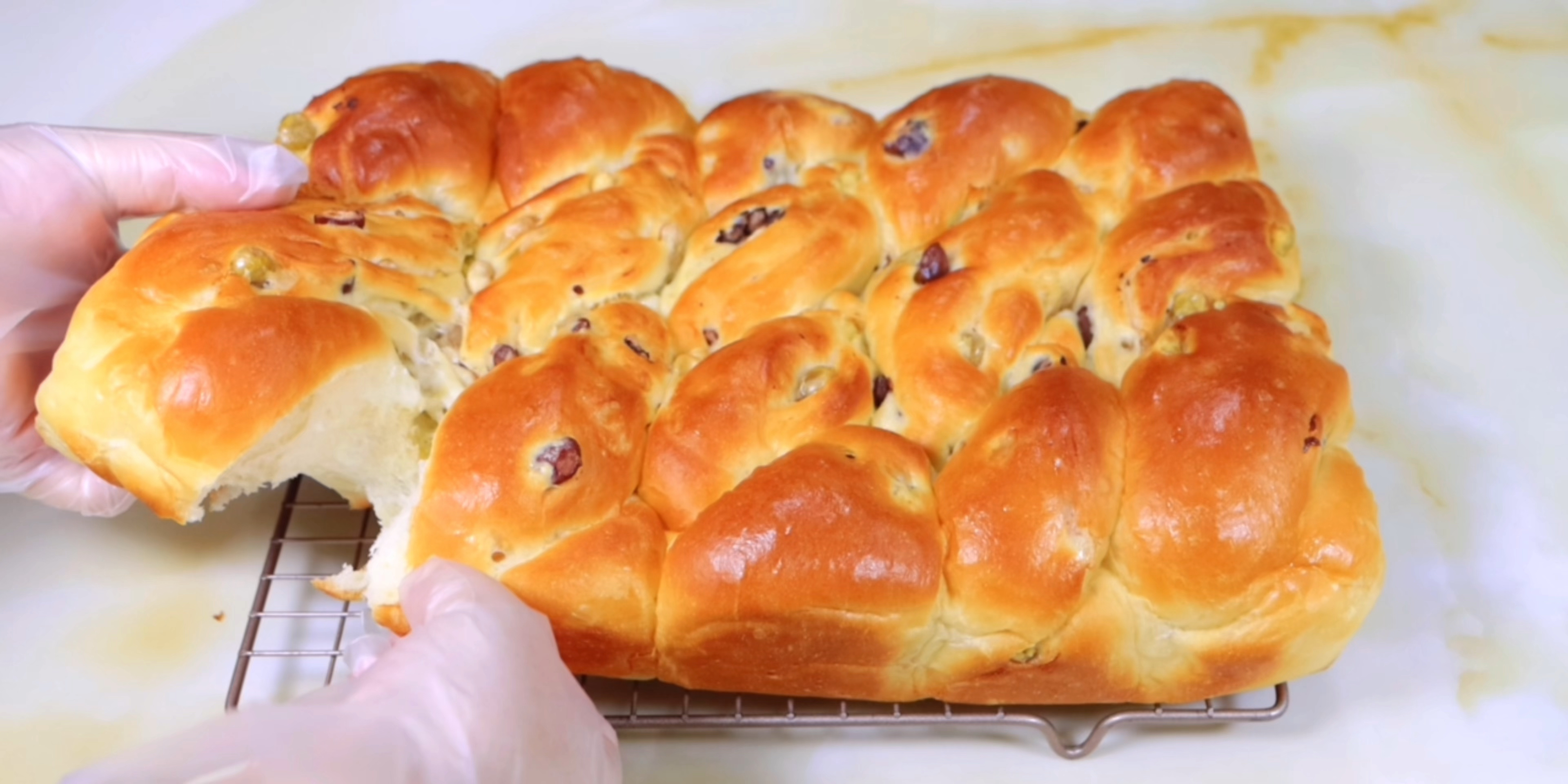 入秋后的第一款面包,包裹着丰富的蜜豆,甜甜糯糯真的很好吃