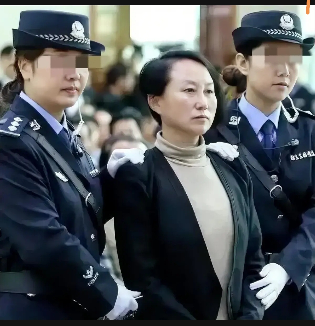 这一张照片是"陕西房姐"龚爱爱,在庭审现场留下的,这名曾以近10亿的