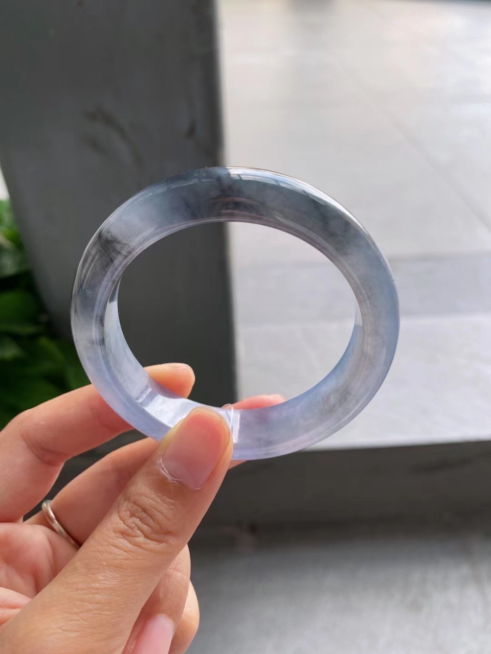 冰强胶冰紫飘乌鸡正圈手镯,(双彩)玉质细腻冰润,小宽版,光感十足,很