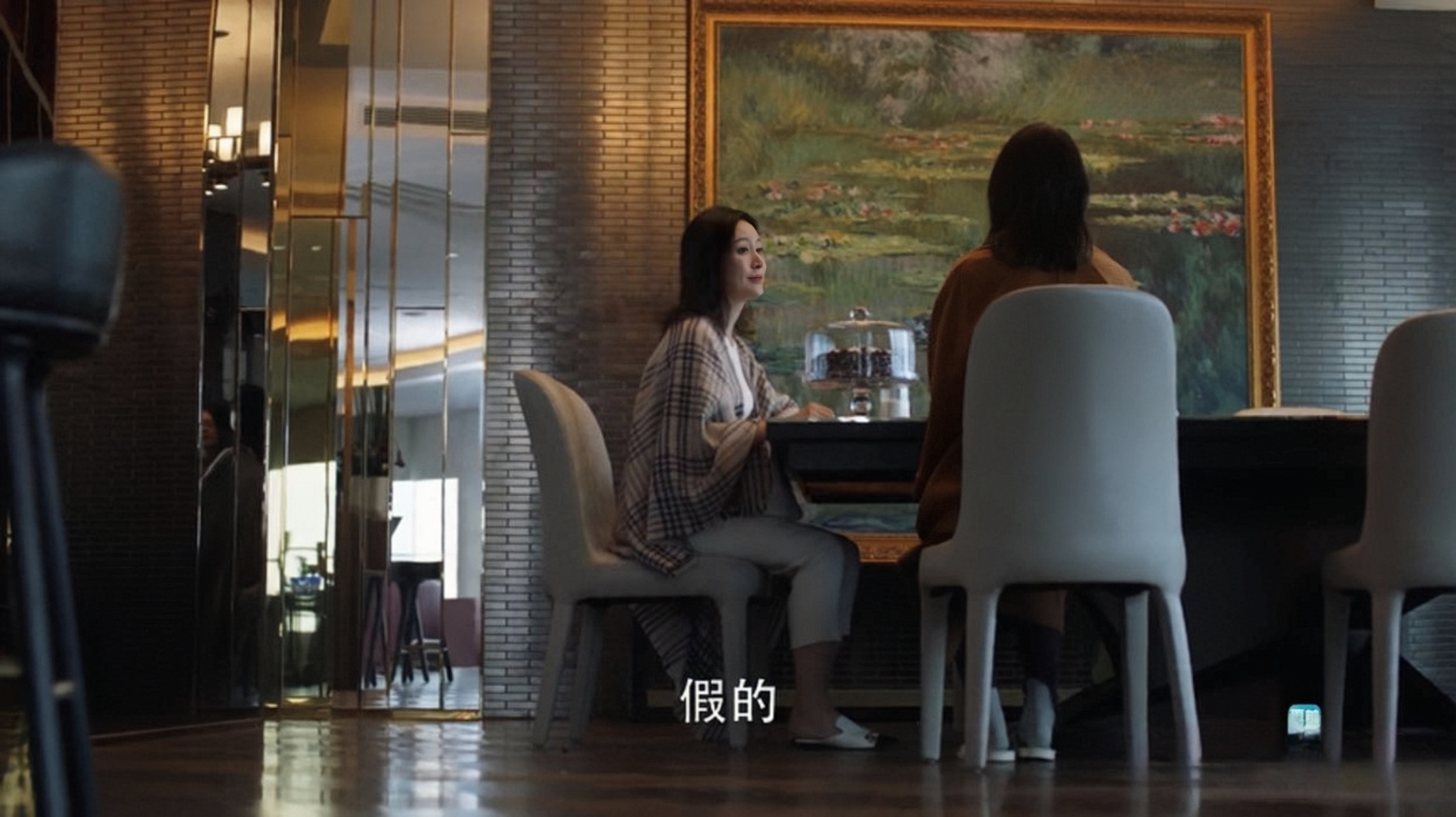 电视剧《三十而已》里,王太太住在顶层如别墅般的房子,奢华的家具,昂