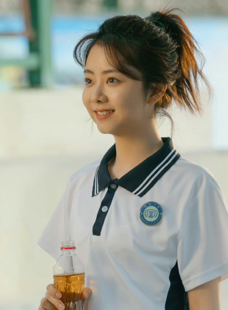 谭松韵分享新戏剧照,她三十多岁还能把校服穿出青春感,这张娃娃脸太