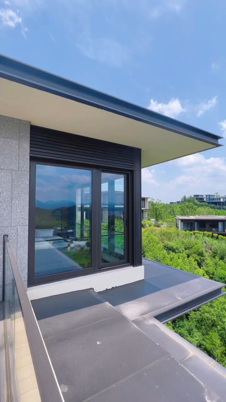 山顶现代风格吊脚楼别墅