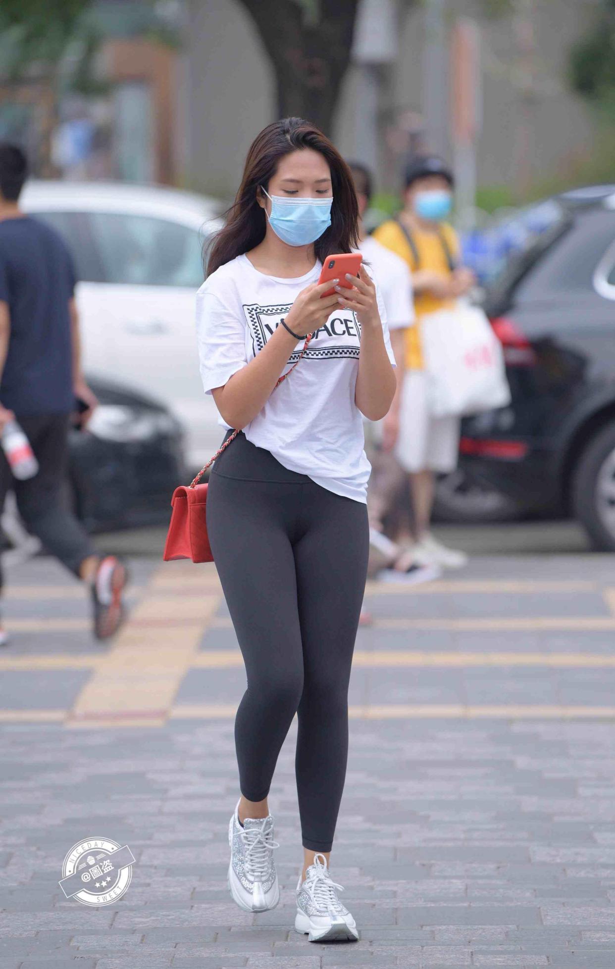 气质出众的瑜伽裤搭配,才能造型美感进阶,走在街头