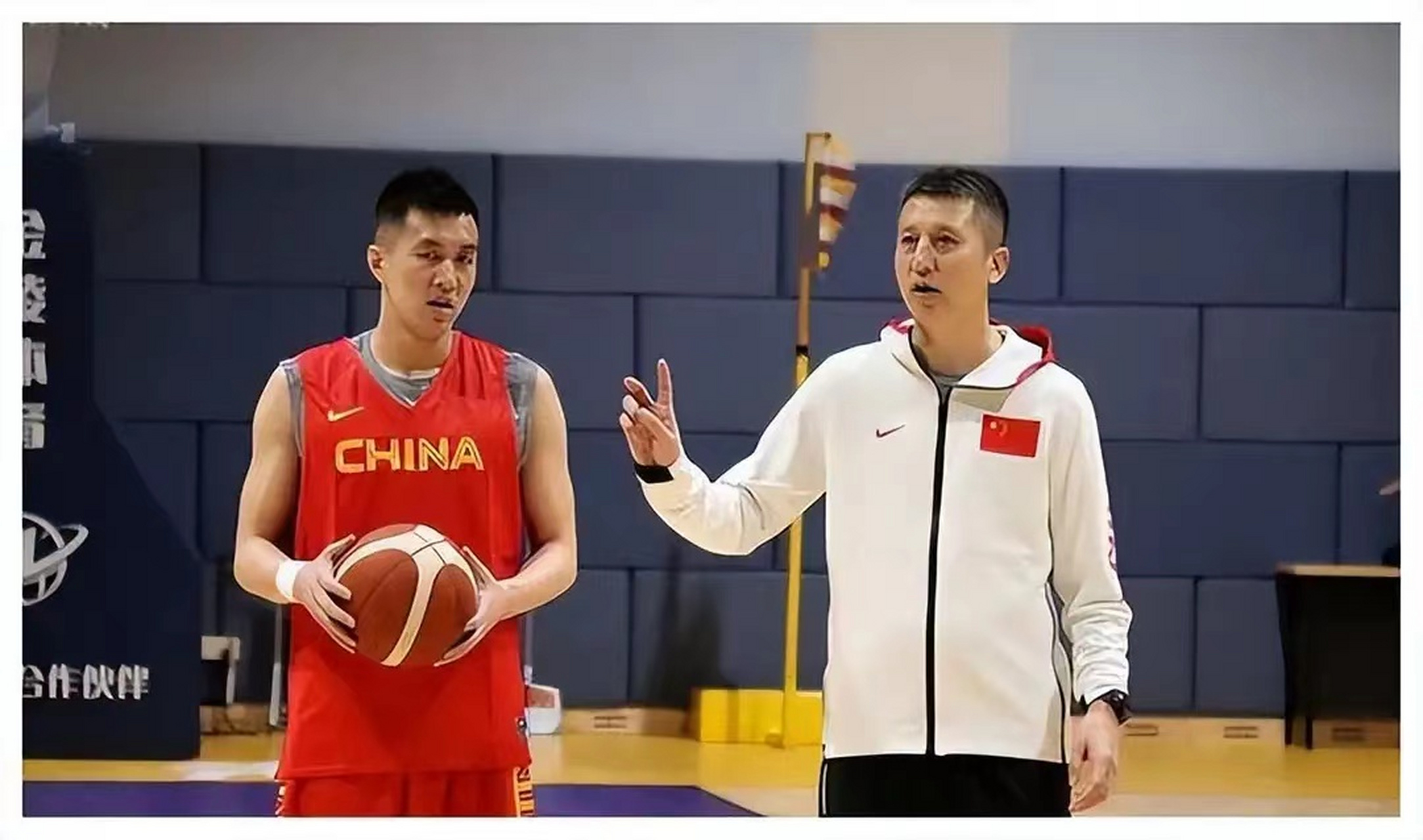 以前还真没发现,仔细看一下这张照片,郭士强和郭艾伦长得真有点像,要