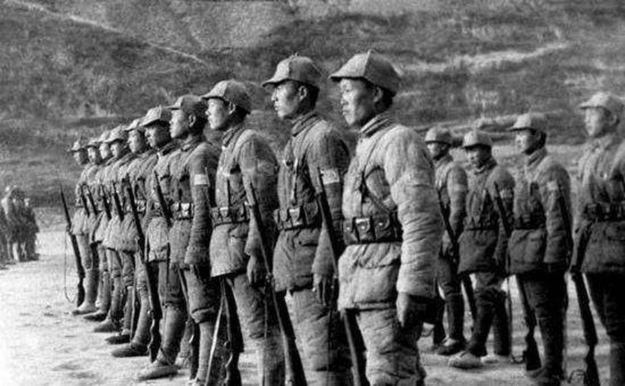 1945年,在山东下崖村,八路军小战士赵友金埋伏敌人太专注,没听见撤退