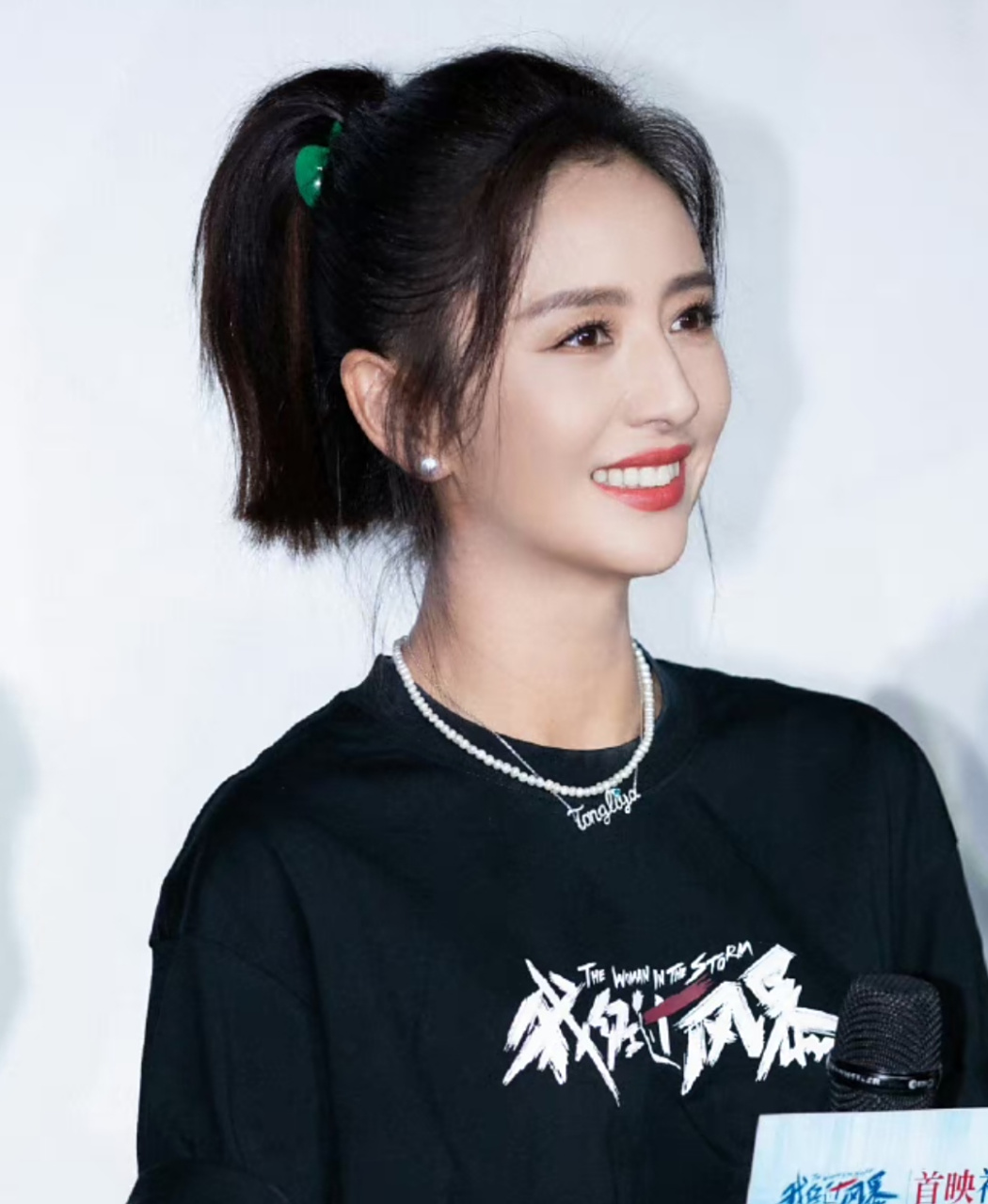 佟丽娅现身宣传活动状态超年轻,梳着高马尾元气满满,笑容特别明媚,她