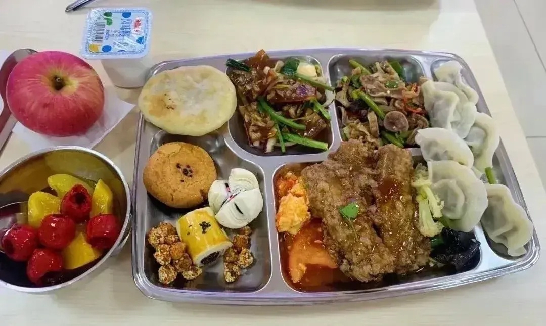 今天体验了一次4块钱一顿的机关食堂!