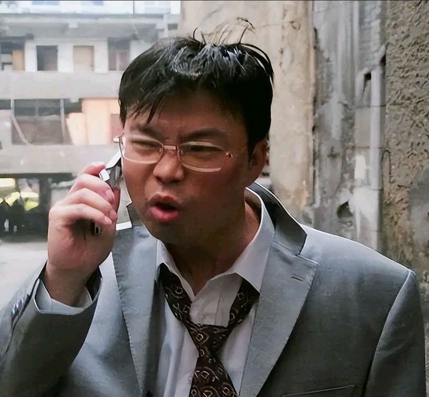 演员王迅,想起第一次拍电影的时候,兴高采烈地就去试戏,一进门就傻了