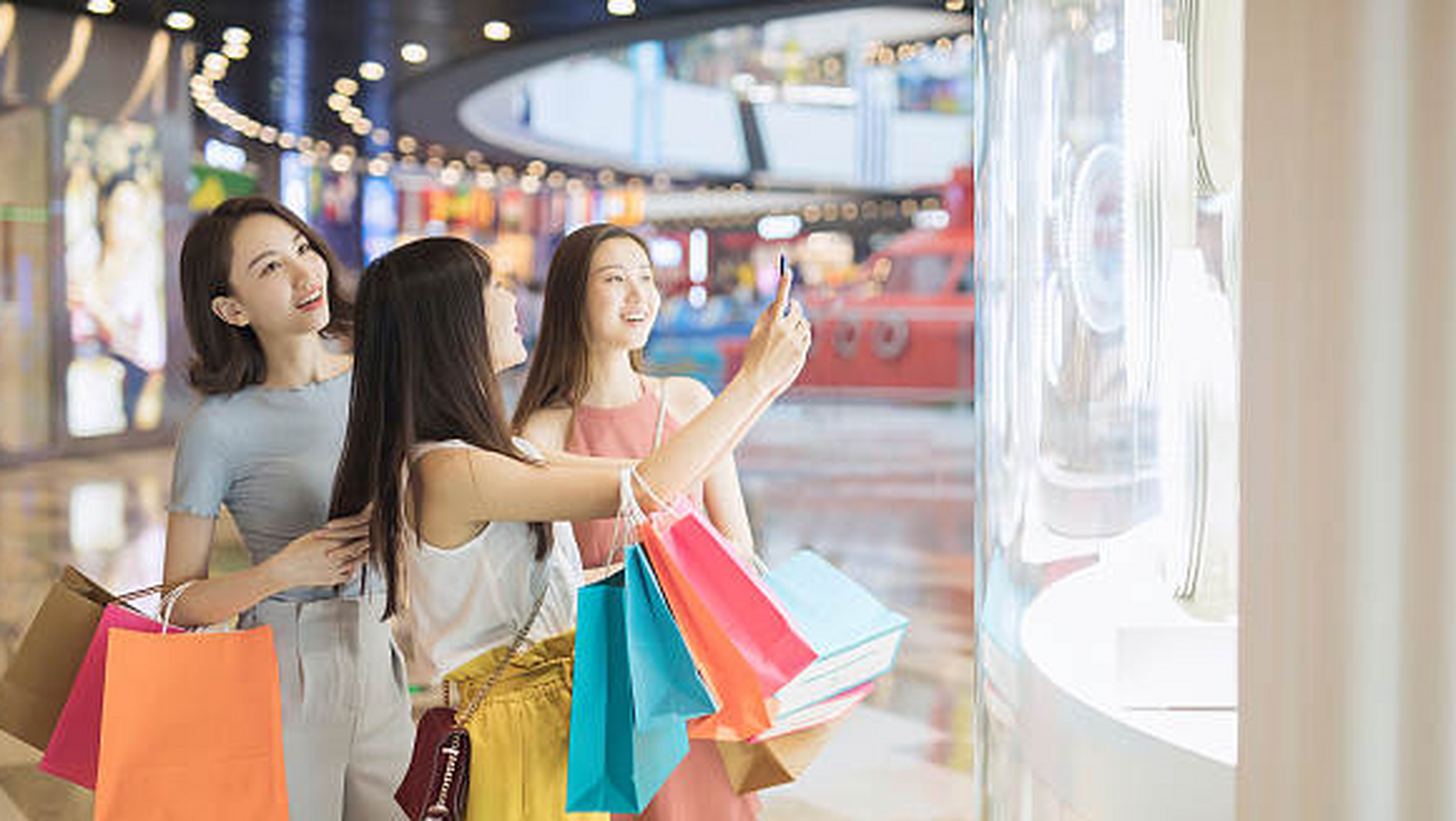 深度"悦己"成女性消费趋势,"她经济"崛起拉动旅游,餐饮,美妆,服饰