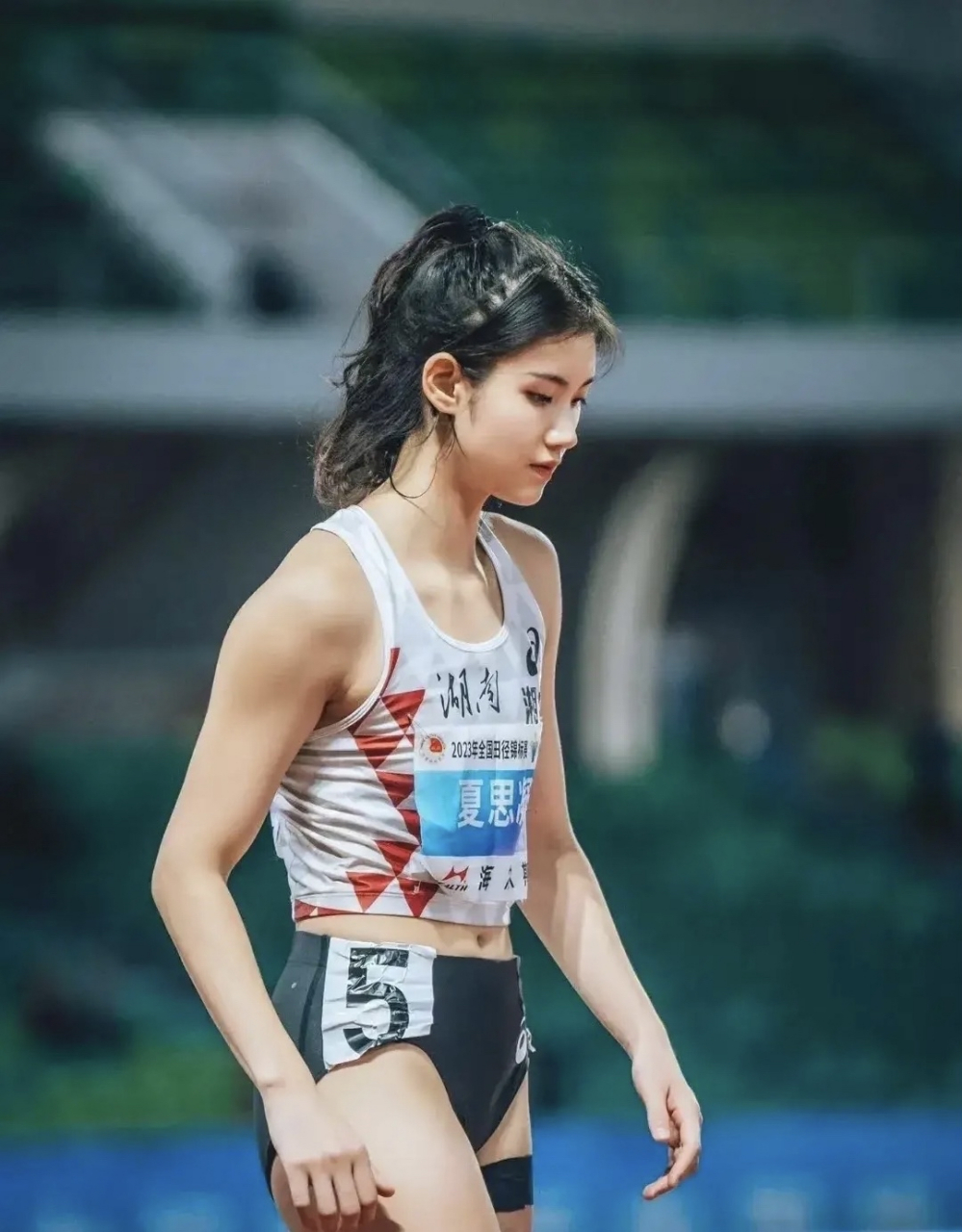 小老外不相信夏思凝是女孩  夏思凝和吴艳妮的这张照片传到了国外