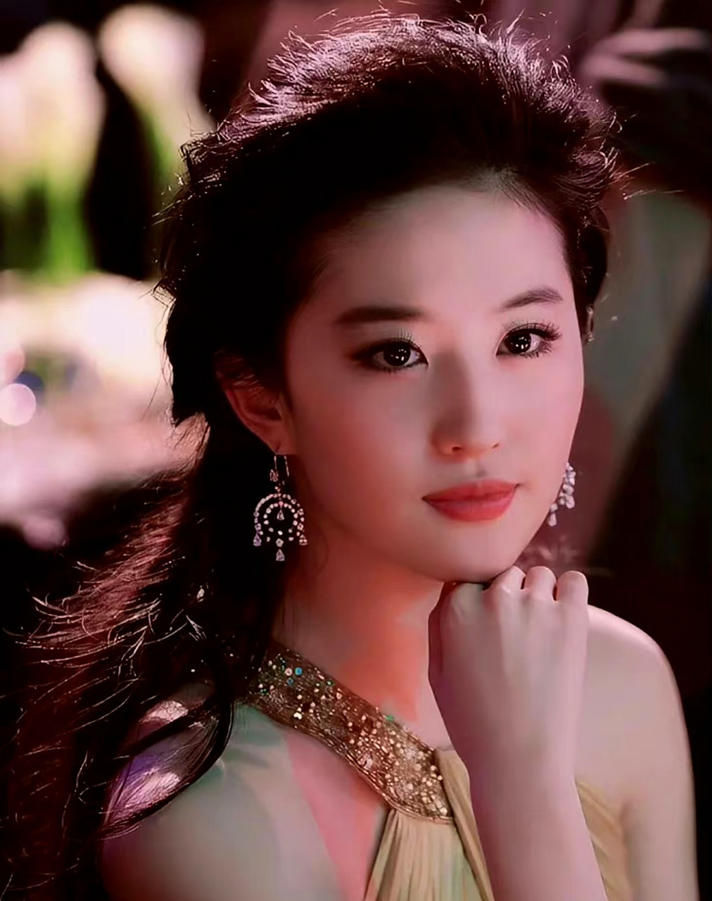 刘亦菲浓妆看起来很豪门啊